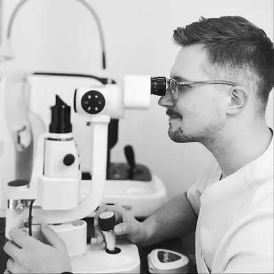 lek. Szymon Korecki - okulista Szczecin, plastyka powiek Szczecin, gradówka Szczecin, ptoza Szczecin